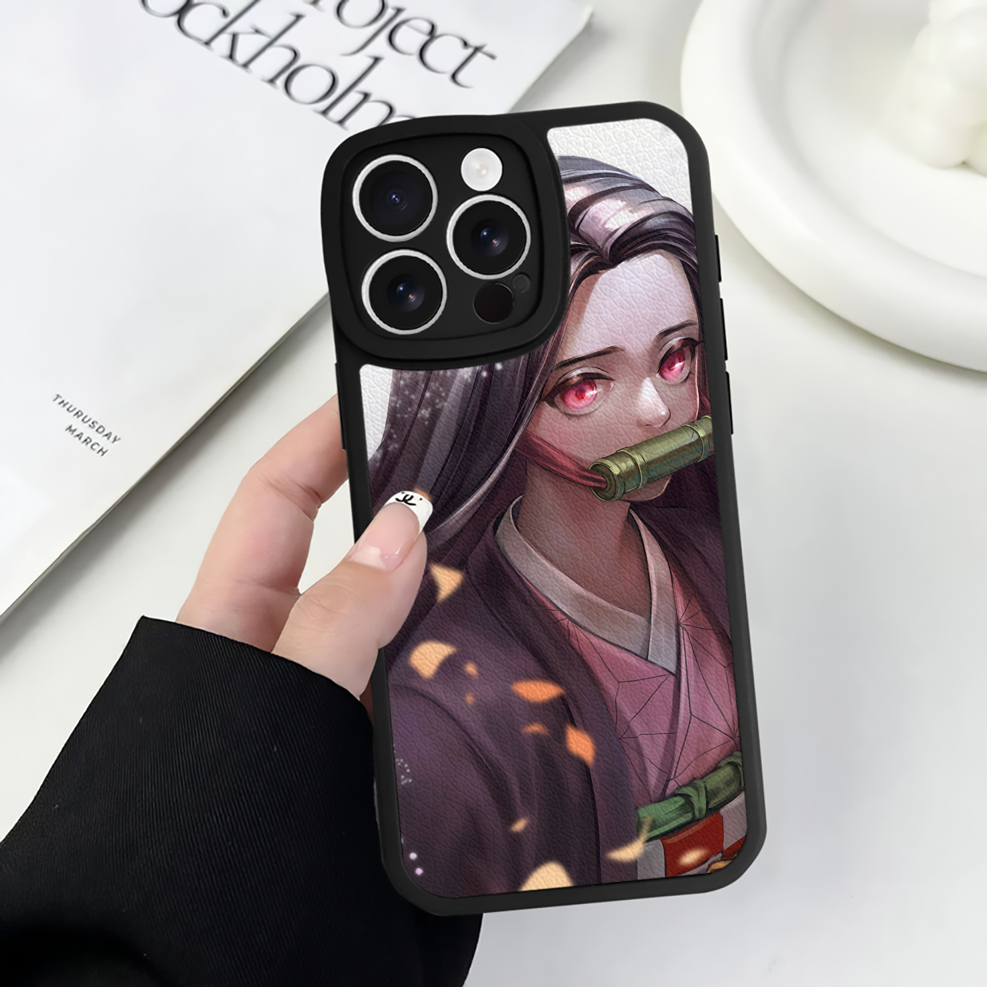 （画像用） 鬼滅の刃（きめつのやいば）竈門 禰󠄀豆子／かまど ねずこ Kamado Nezuko 【iPhone 16シリーズ対応】シリコンスマホケース（レザー調） 材質：シリコン